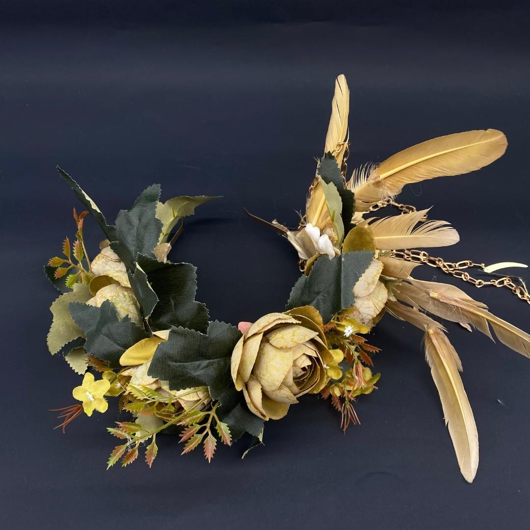 Couronne avec des fleurs vertes et des plumes fines
