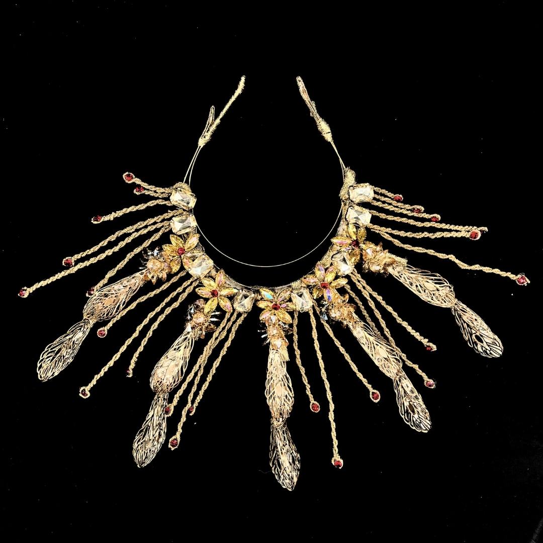 Couronne Soleil dorée avec des diamants rouges