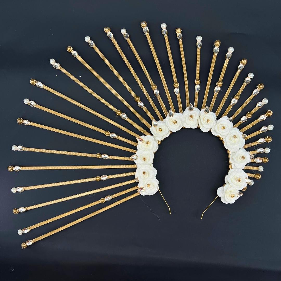 Couronne Soleil dorée avec des fleurs blanches