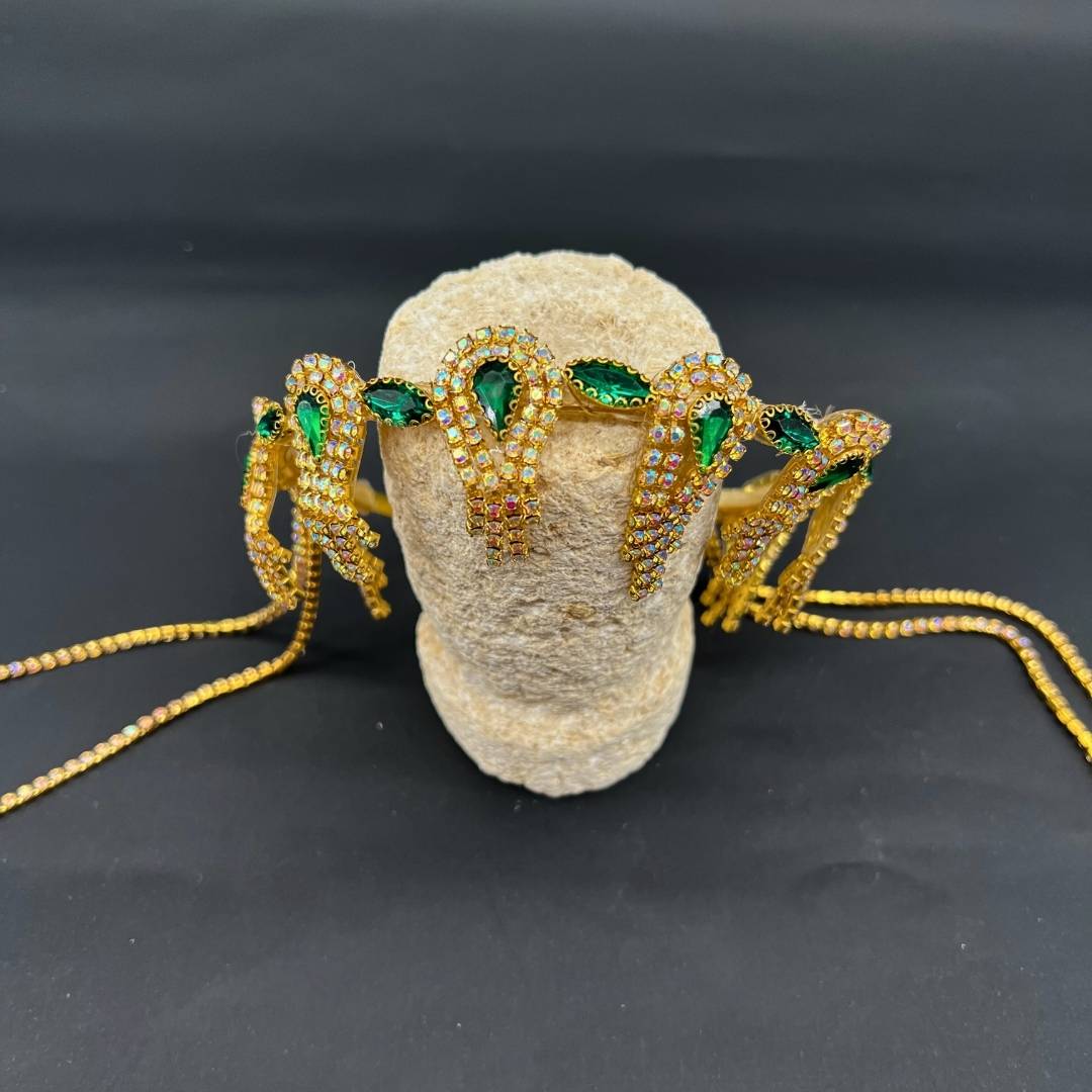 Couronne avec Des Strass et Des Diamants en Vert