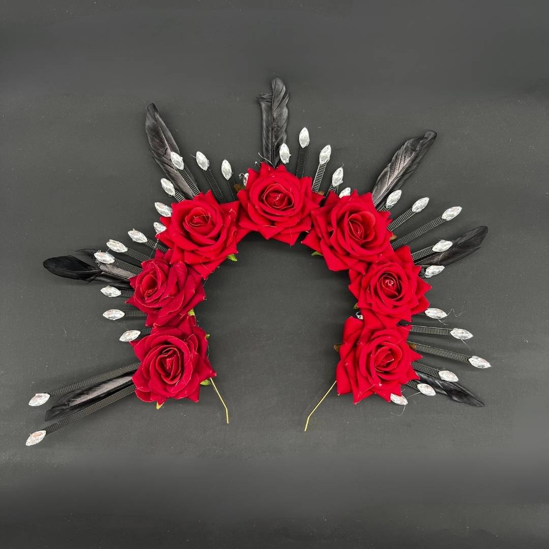 Couronne fleurs en rouge avec des plumes en noir et diamant