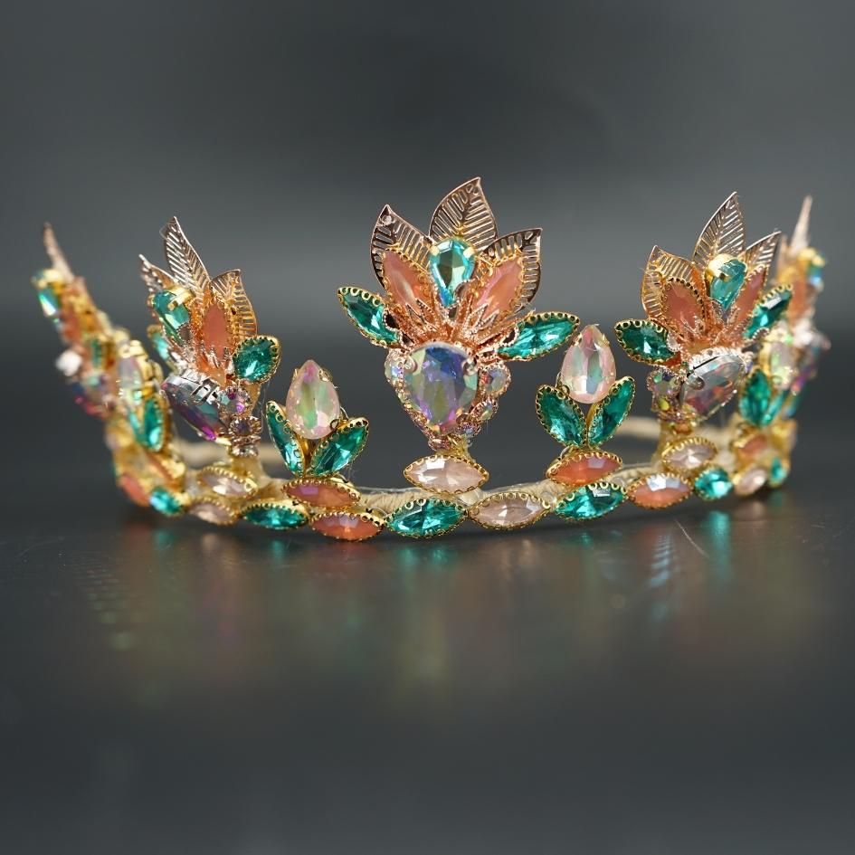 Couronne de Reine en Cristaux Multicolores – Bijou de Tête Luxueux
