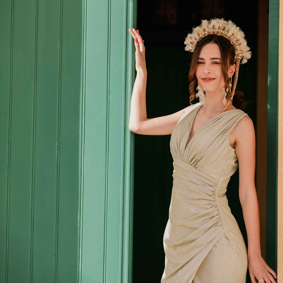 Couronne doré avec des plumes et une Chain