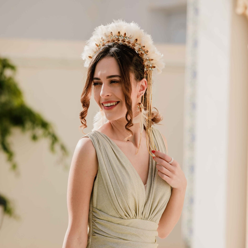 Couronne doré avec des plumes et une Chain