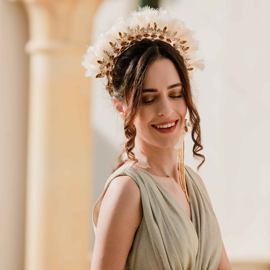 Couronne doré avec des plumes et une Chain