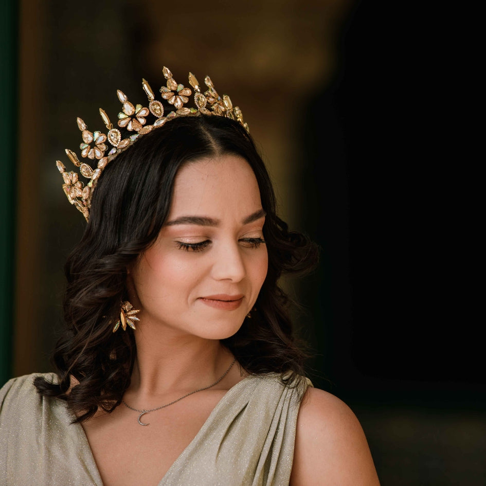 Couronne fleurie en strass doré, bijou de tête glamour pour événement