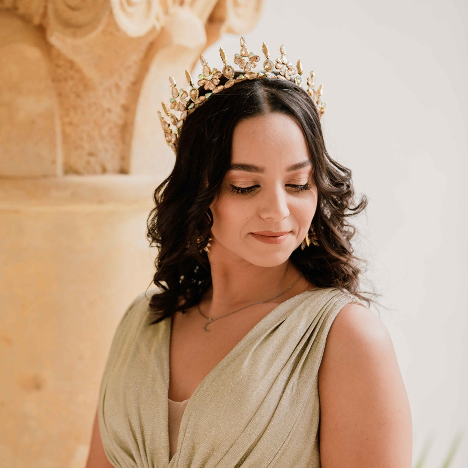 Couronne fleurie en strass doré, bijou de tête glamour pour événement