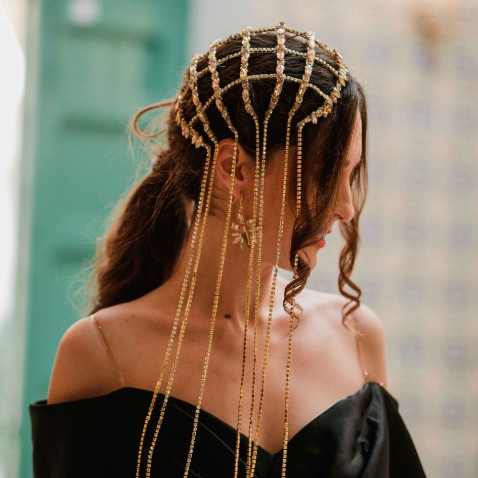 Accessoire de tête doré avec perles et strass, style traditionnel chic
