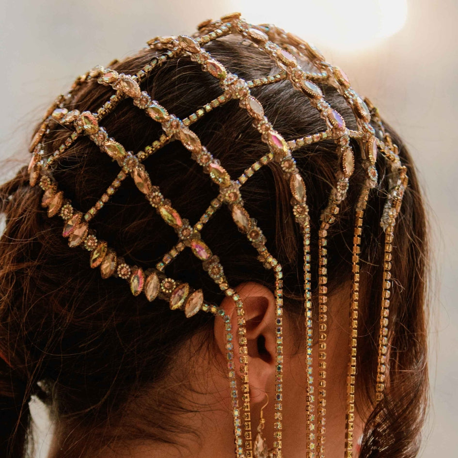 Accessoire de tête doré avec perles et strass, style traditionnel chic