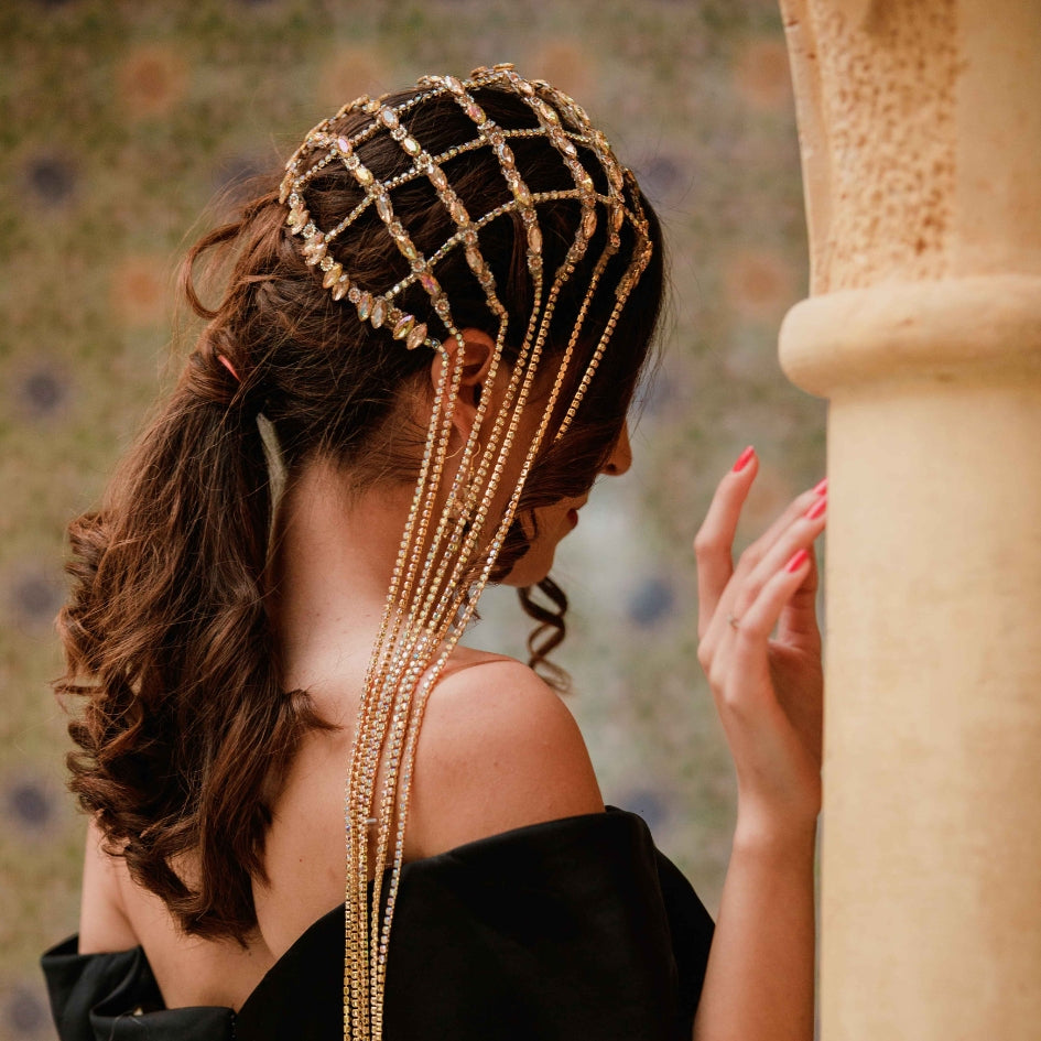 Accessoire de tête doré avec perles et strass, style traditionnel chic