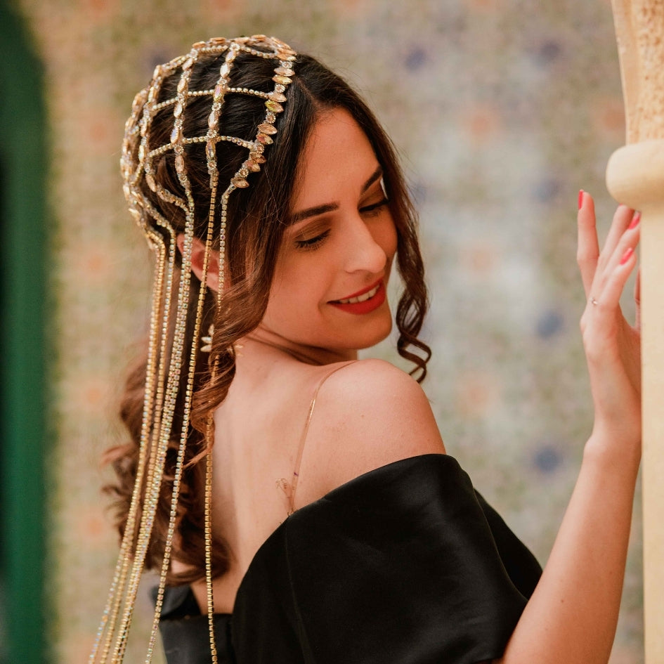 Accessoire de tête doré avec perles et strass, style traditionnel chic