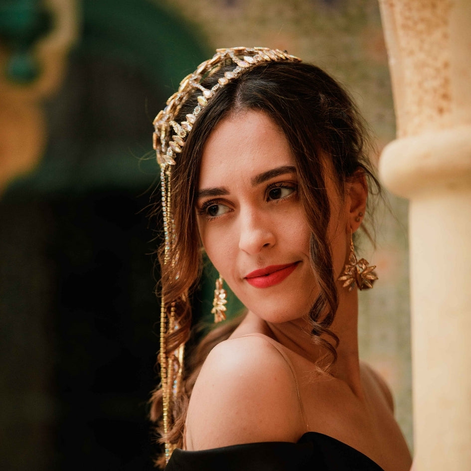 Accessoire de tête doré avec perles et strass, style traditionnel chic
