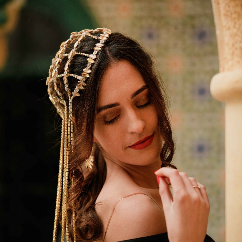 Accessoire de tête doré avec perles et strass, style traditionnel chic