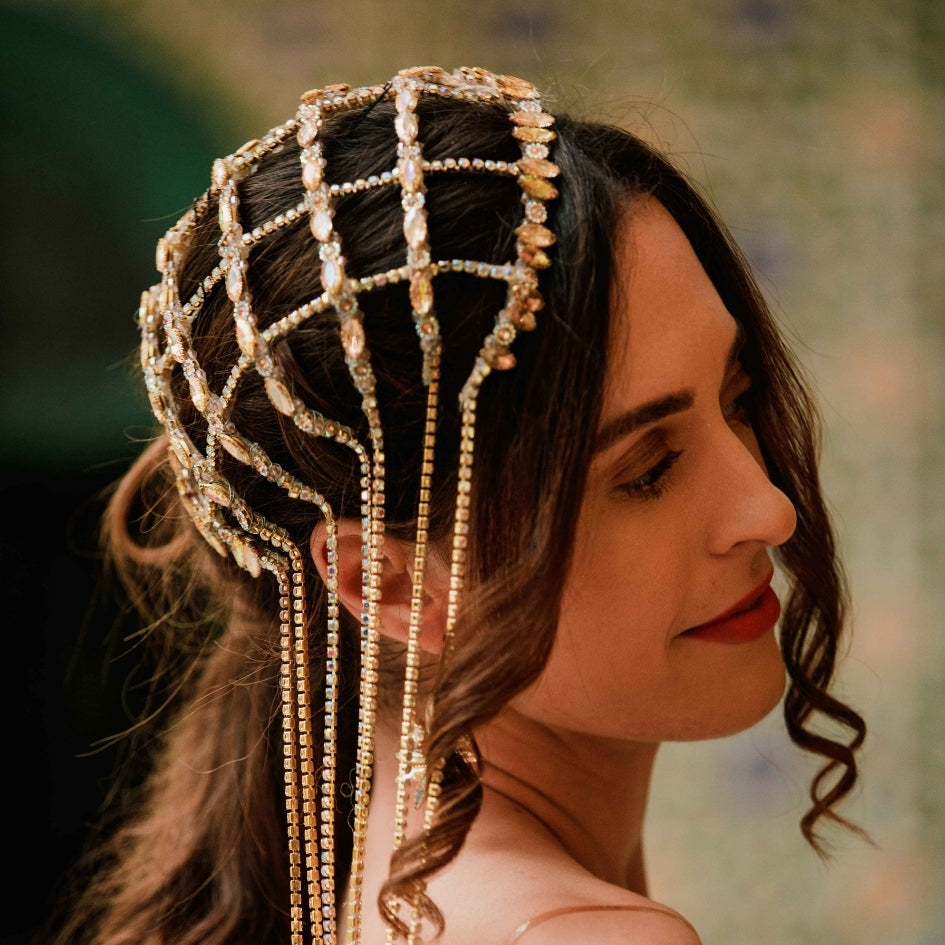 Accessoire de tête doré avec perles et strass, style traditionnel chic