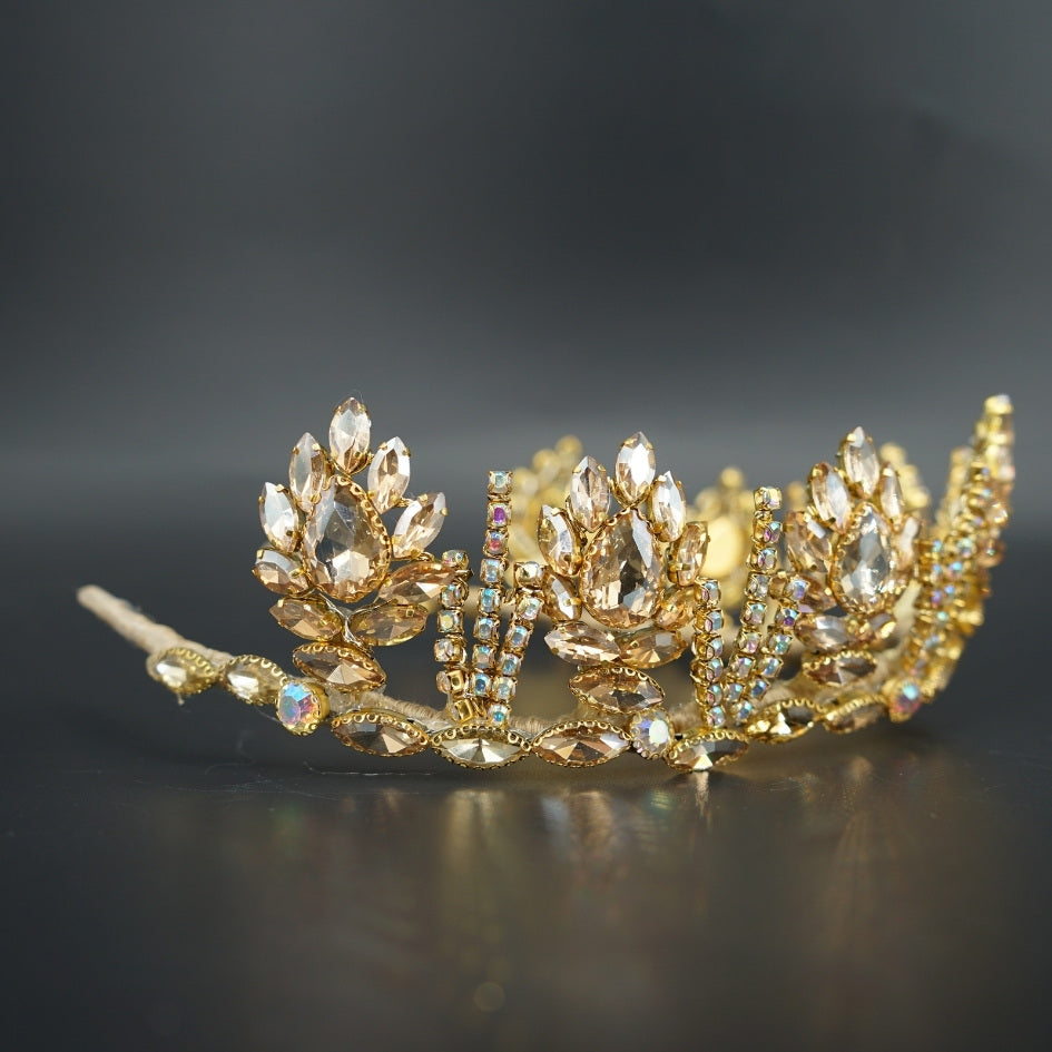 Couronne de Reine en Strass Doré – Bijou Élégant pour Événement