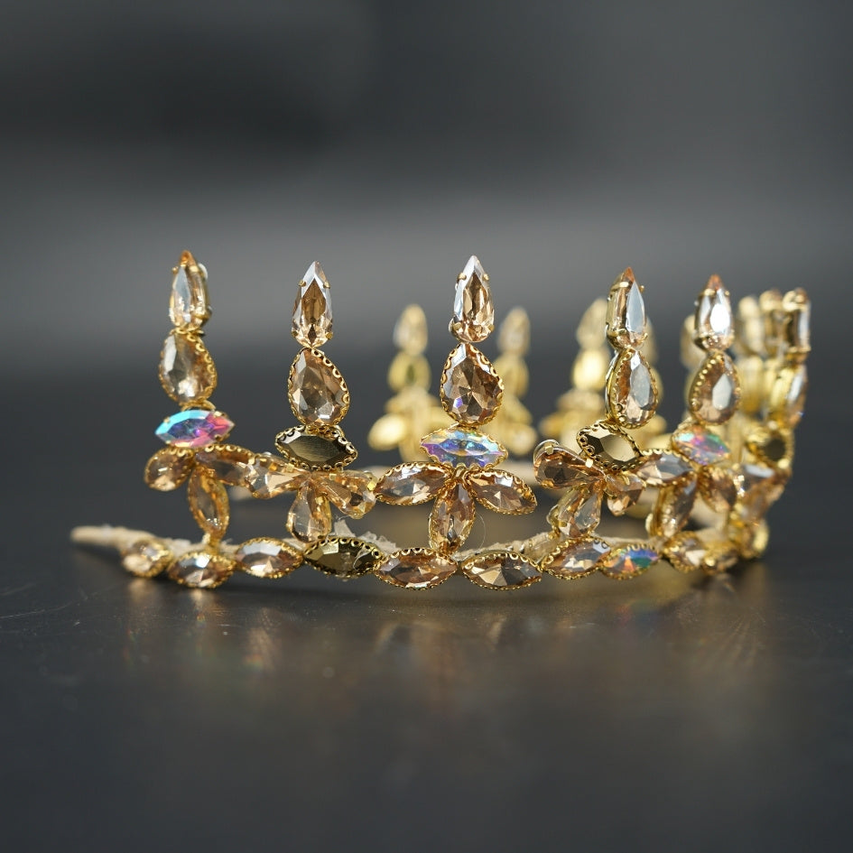 Diadème doré classique avec pierres précieuses en strass, style minimaliste