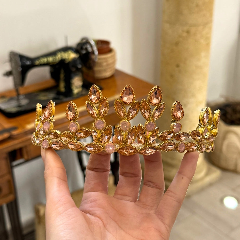 Couronne dorée pierres roses – Accessoire mariage élégant