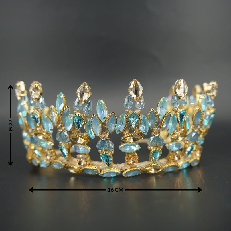 Couronne étincelante en pierres précieuses bleues – Bijou raffiné