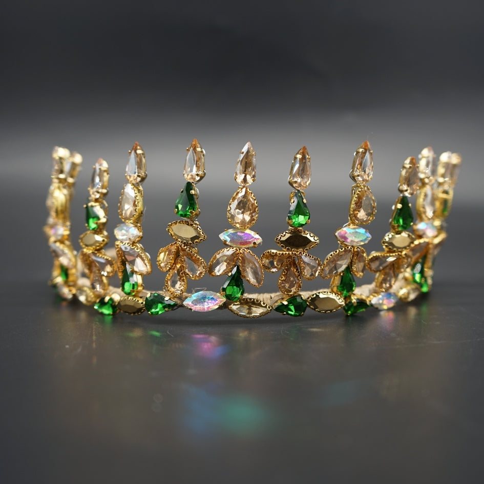 Couronne royale dorée avec cristaux verts et transparents