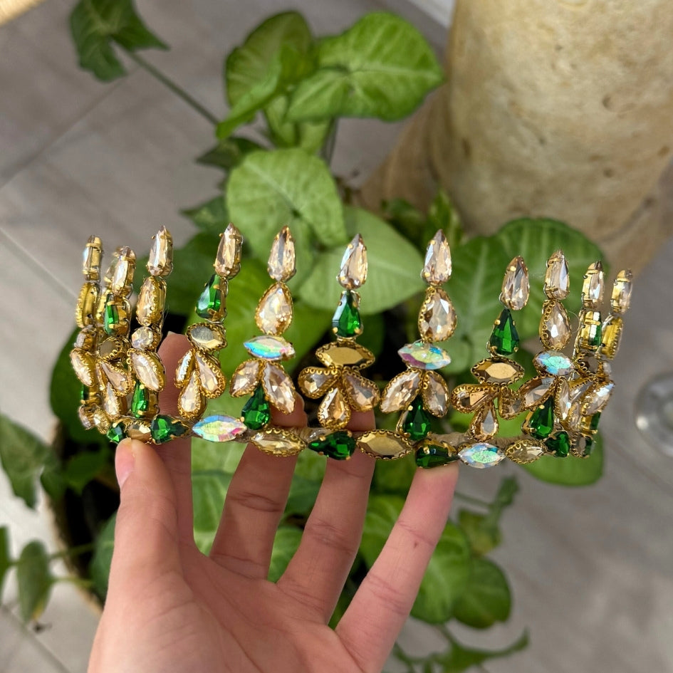 Couronne royale dorée avec cristaux verts et transparents