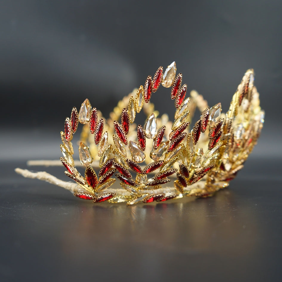 Couronne royale dorée et rouge en cristaux