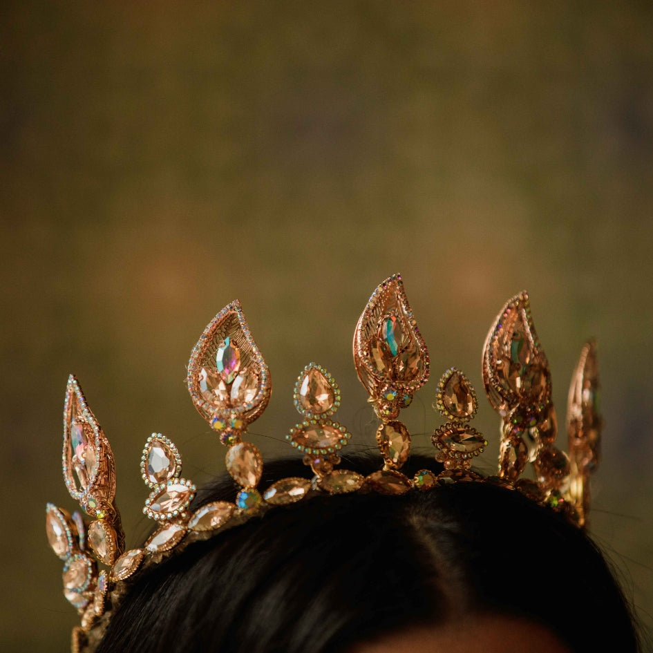 Diadème doré avec cristaux en forme de goutte, bijou de tête élégant