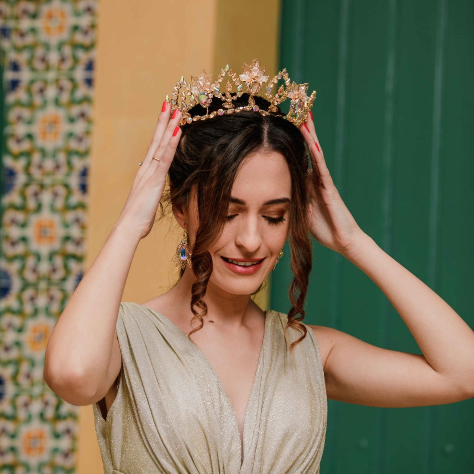Diadème doré floral avec cristaux et feuilles, accessoire mariage chic