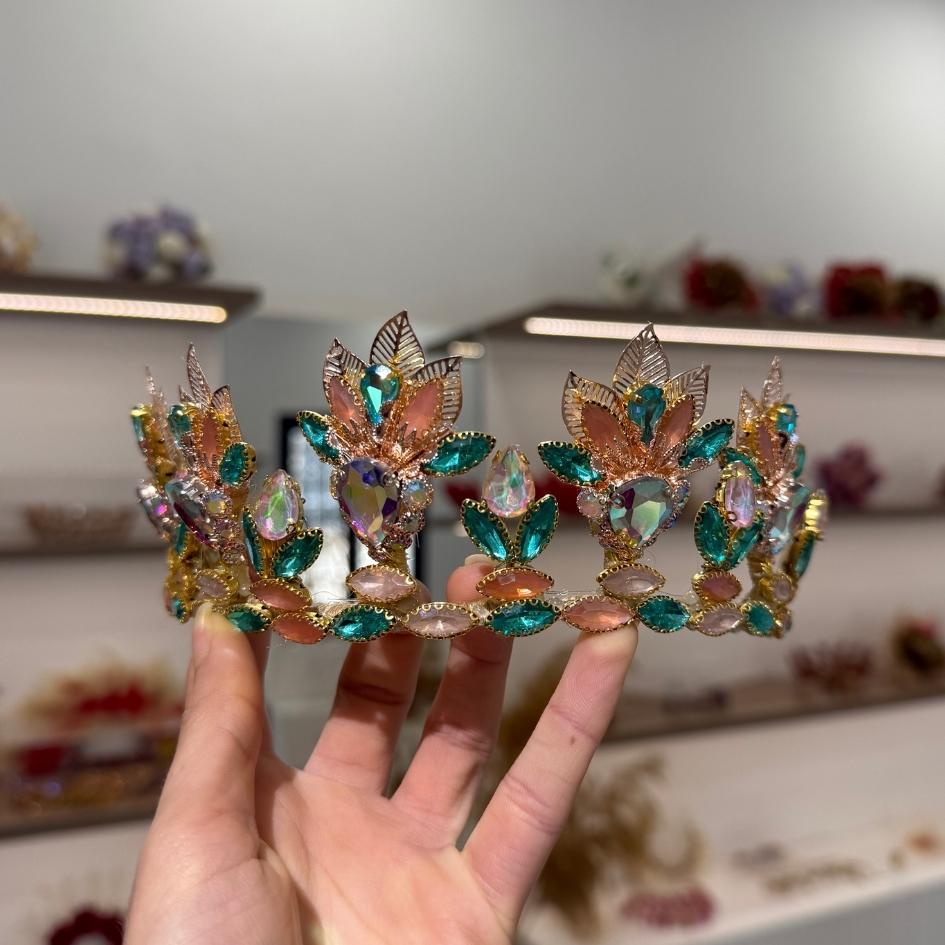 Couronne de Reine en Cristaux Multicolores – Bijou de Tête Luxueux