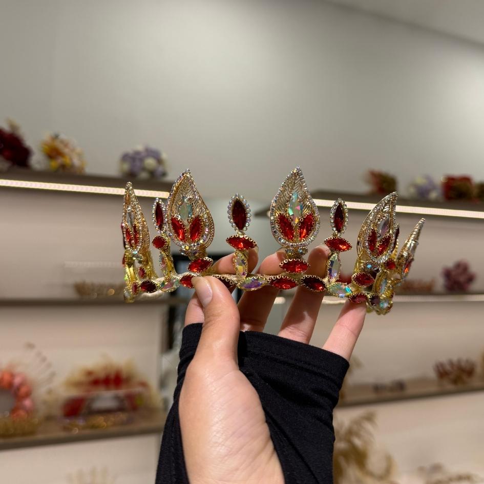 Couronne royale dorée et rouge en strass – Tiare de soirée et mariage