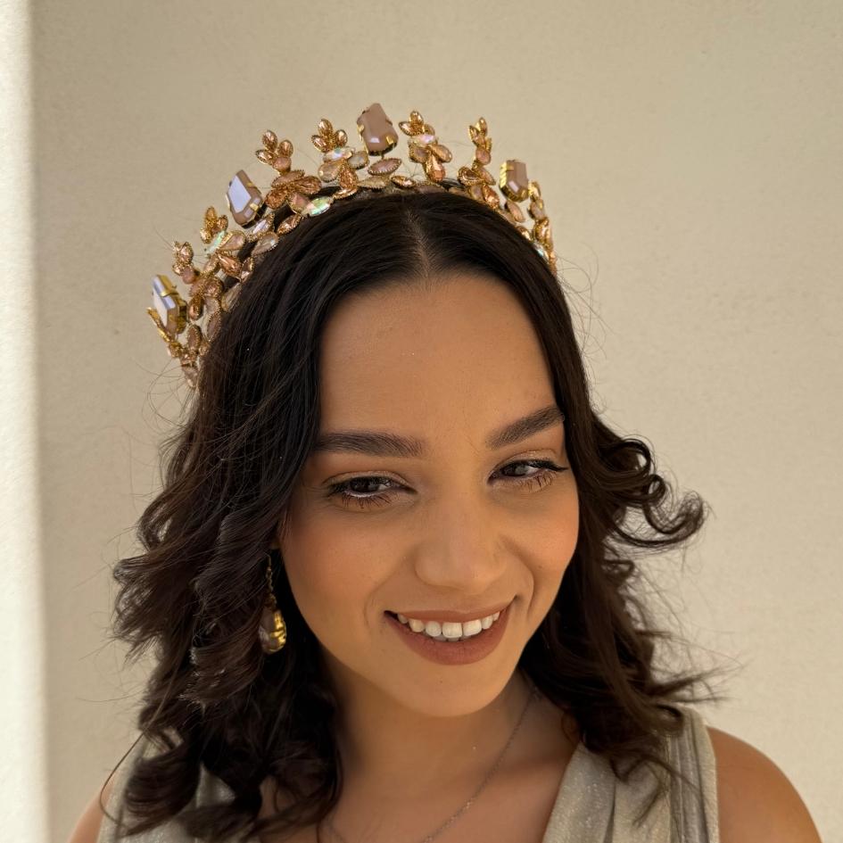 Diadème doré avec pierres roses et cristaux irisés, accessoire de mariage