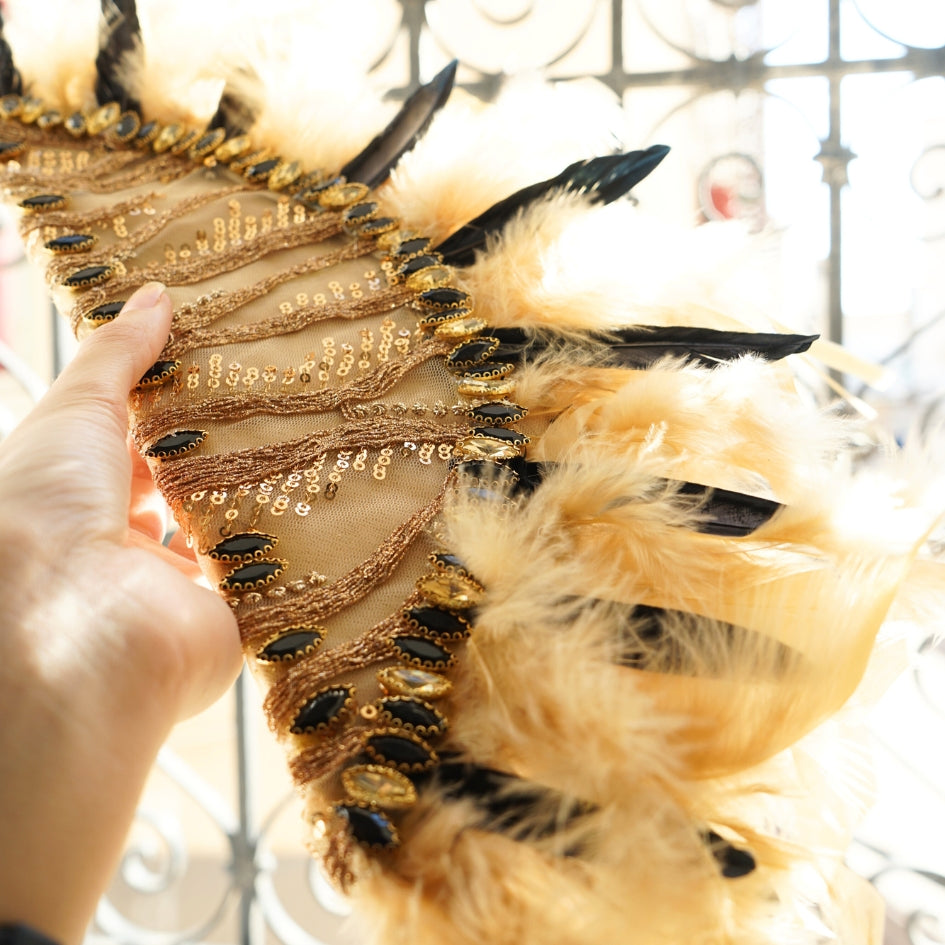 Éventail de plumes de mariée couleur dorée et noir