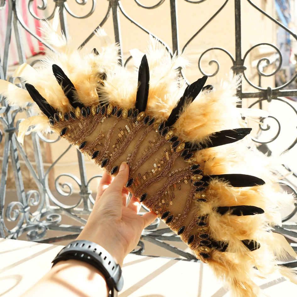 Éventail de plumes de mariée couleur dorée et noir