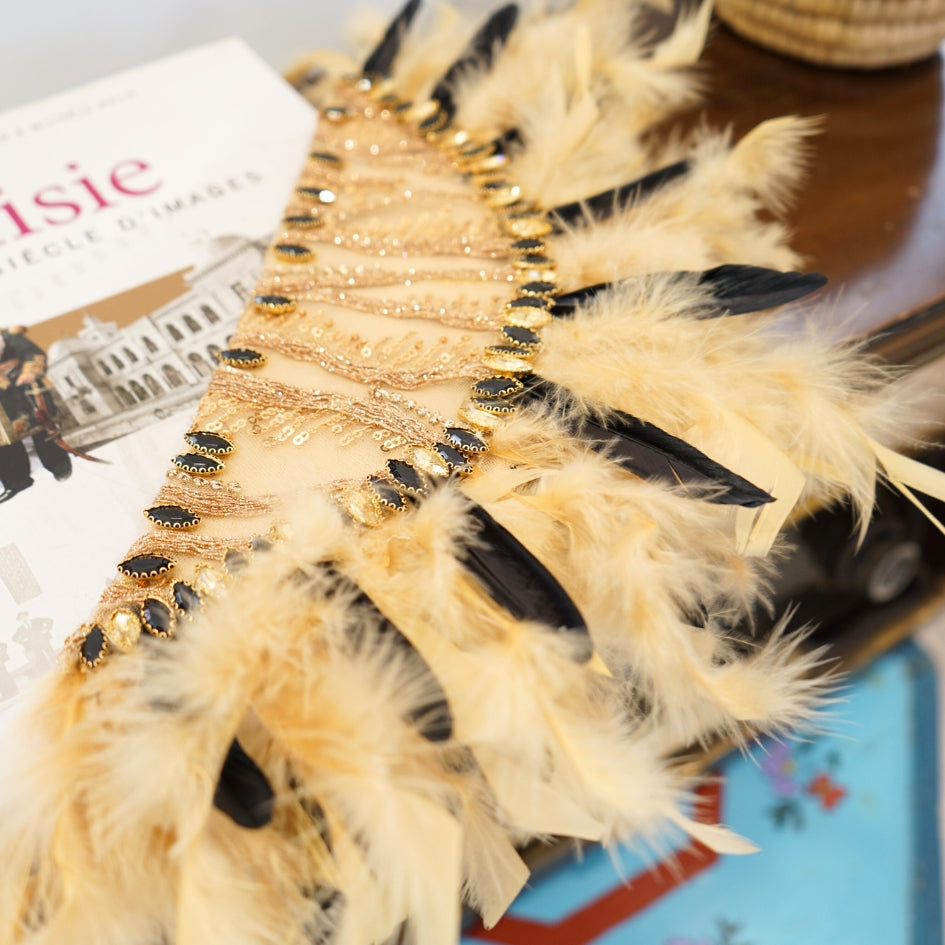 Éventail de plumes de mariée couleur dorée et noir
