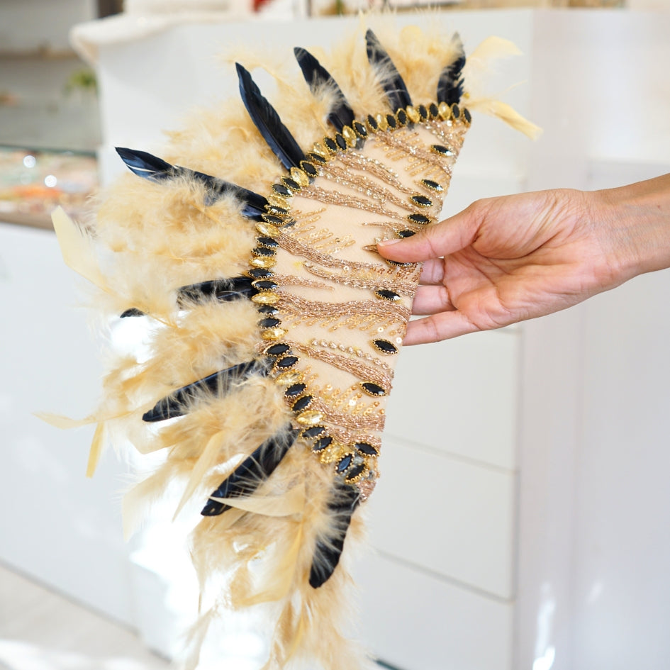 Éventail de plumes de mariée couleur dorée et noir