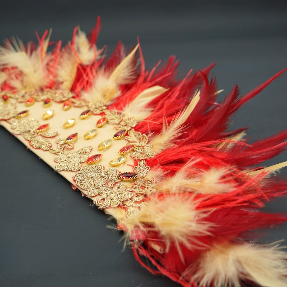 Éventail de plumes de mariée couleur dorée et rouge