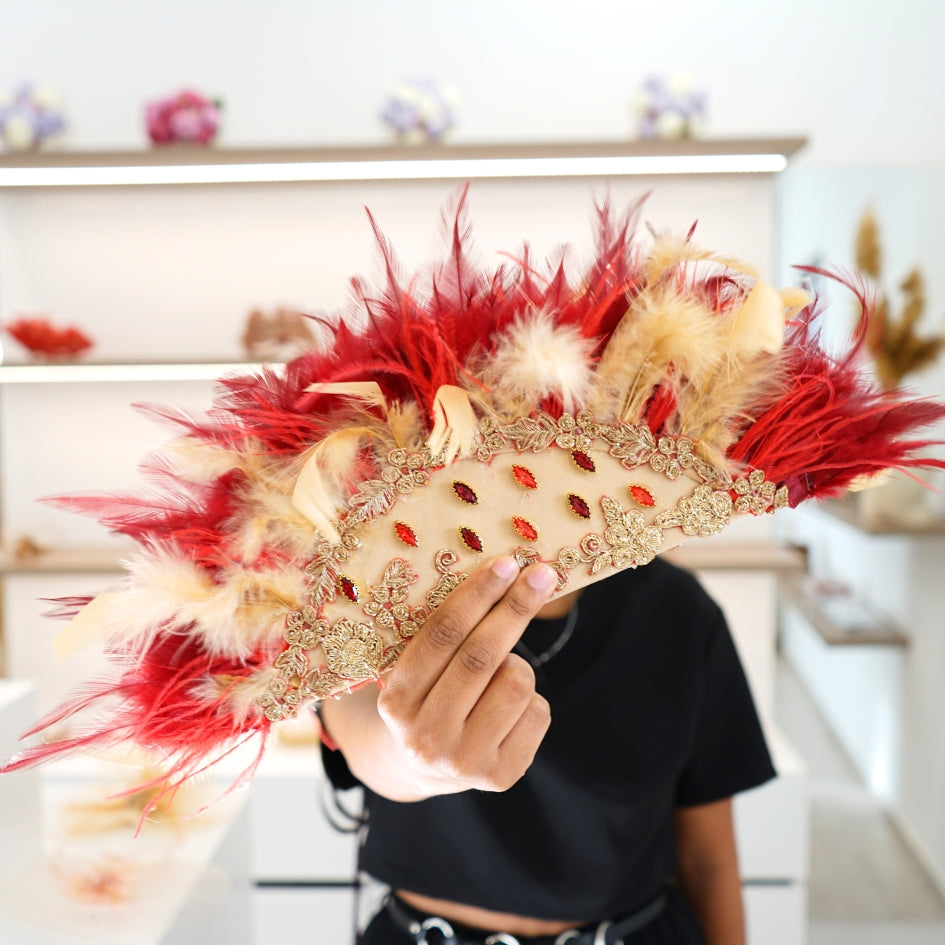 Éventail de plumes de mariée couleur dorée et rouge