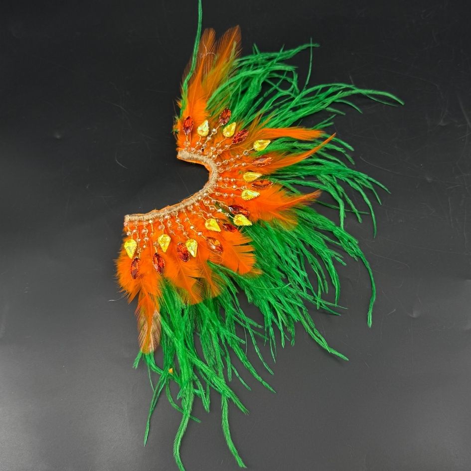 Boucle d’oreille fantaisie à plumes vertes et orange avec cristaux
