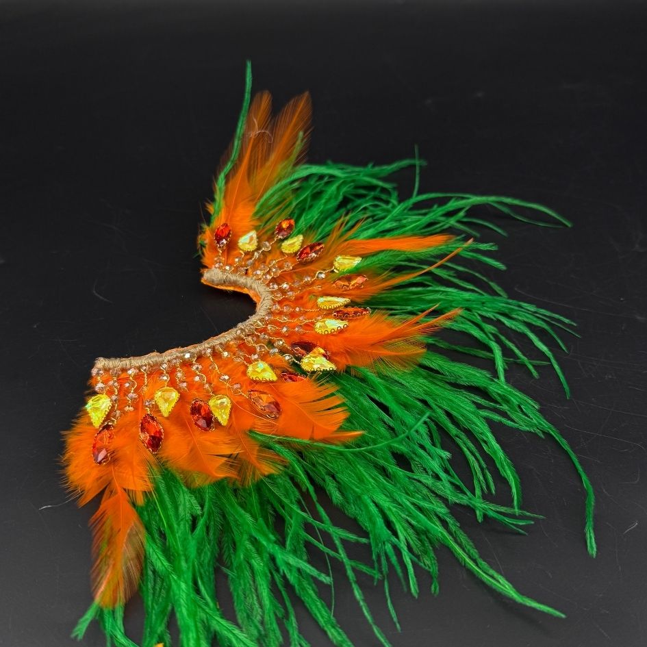 Boucle d’oreille fantaisie à plumes vertes et orange avec cristaux
