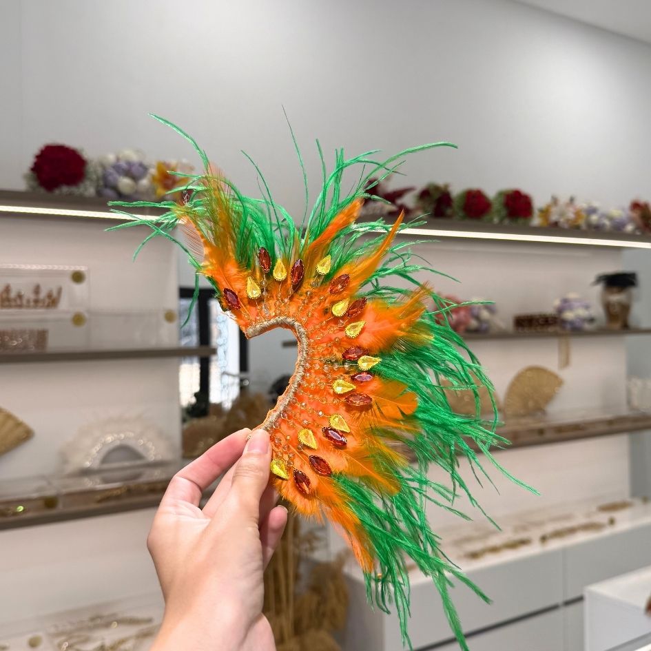 Boucle d’oreille fantaisie à plumes vertes et orange avec cristaux