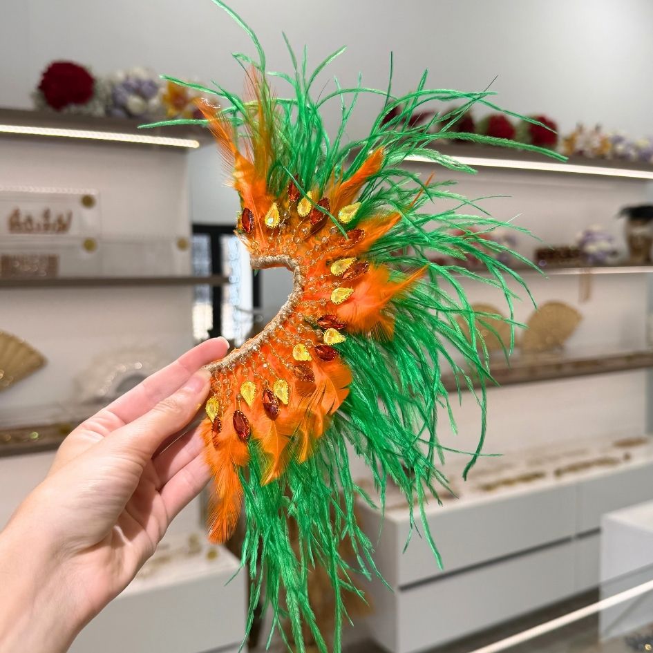 Boucle d’oreille fantaisie à plumes vertes et orange avec cristaux