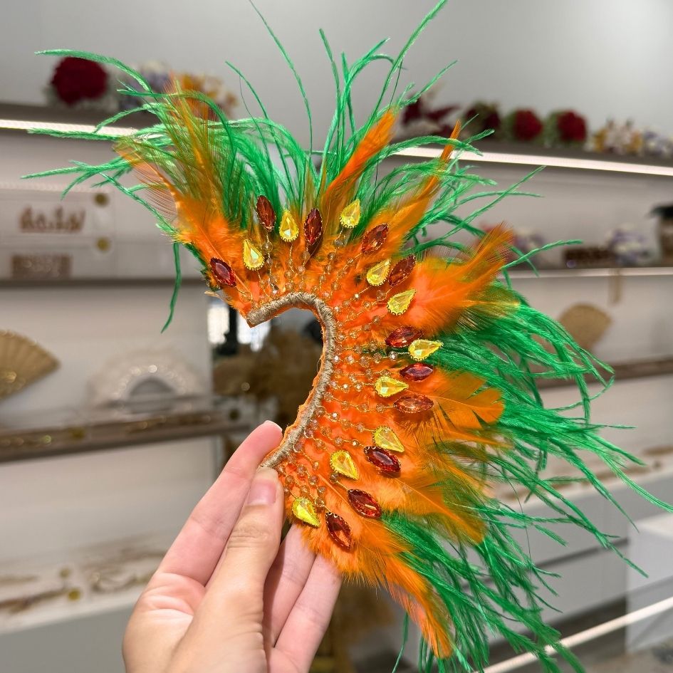 Boucle d’oreille fantaisie à plumes vertes et orange avec cristaux