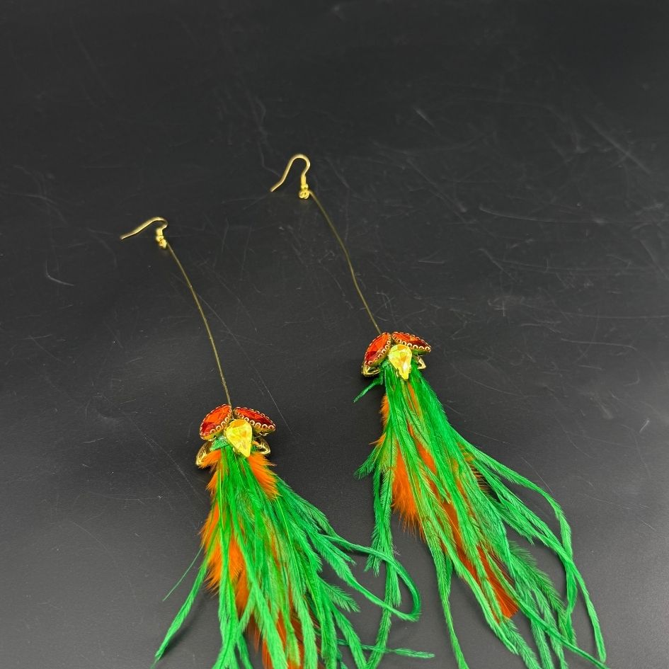 Boucles d’oreilles longues à plumes vertes et orange