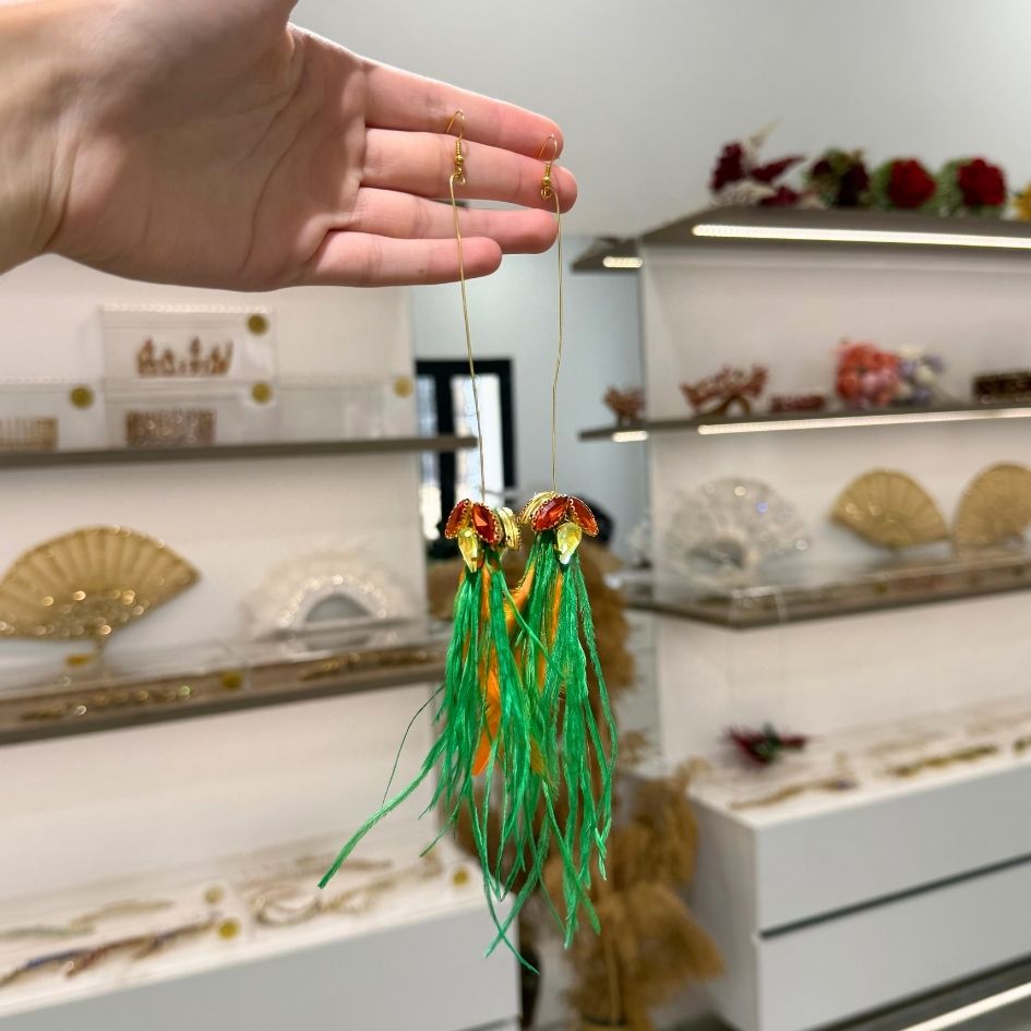 Boucles d’oreilles longues à plumes vertes et orange
