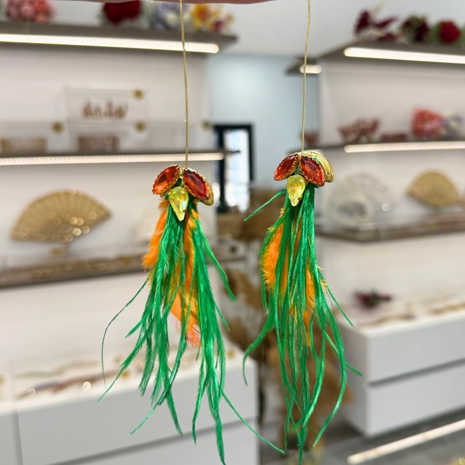 Boucles d’oreilles longues à plumes vertes et orange