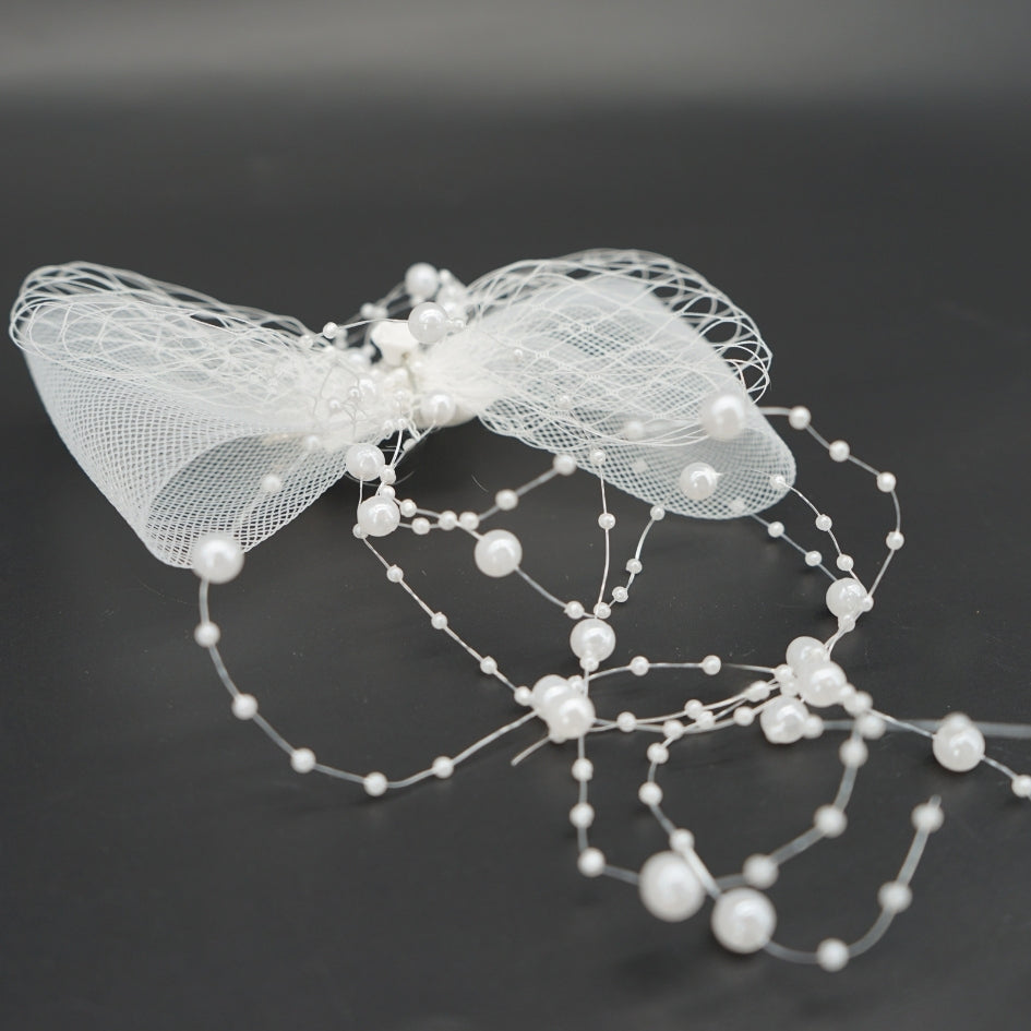 Nœud de Mariage avec Perles Blanches et Détails en Tulle