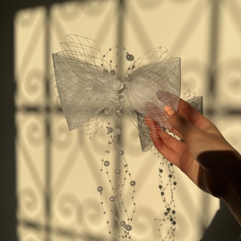 Nœud de Mariage avec Perles Blanches et Détails en Tulle