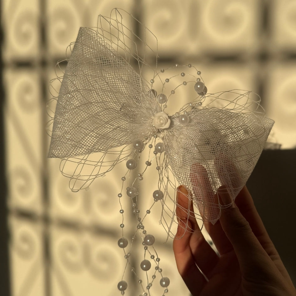Nœud de Mariage avec Perles Blanches et Détails en Tulle