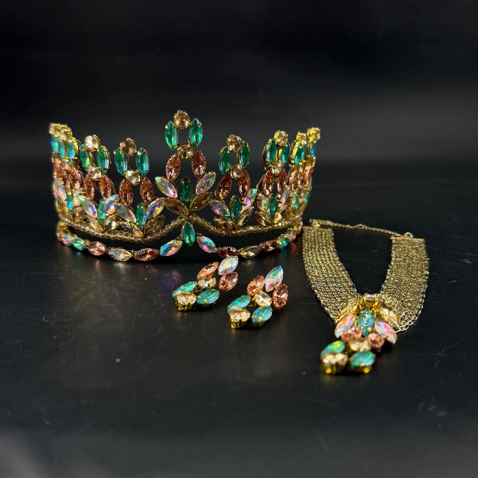 Parure princesse avec couronne collier et boucles d'oreilles aux cristaux verts