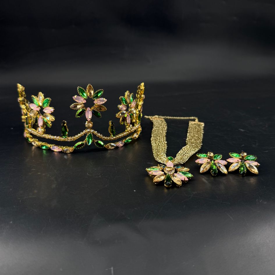 Parure princesse avec couronne collier et boucles d'oreilles aux cristaux verts et roses