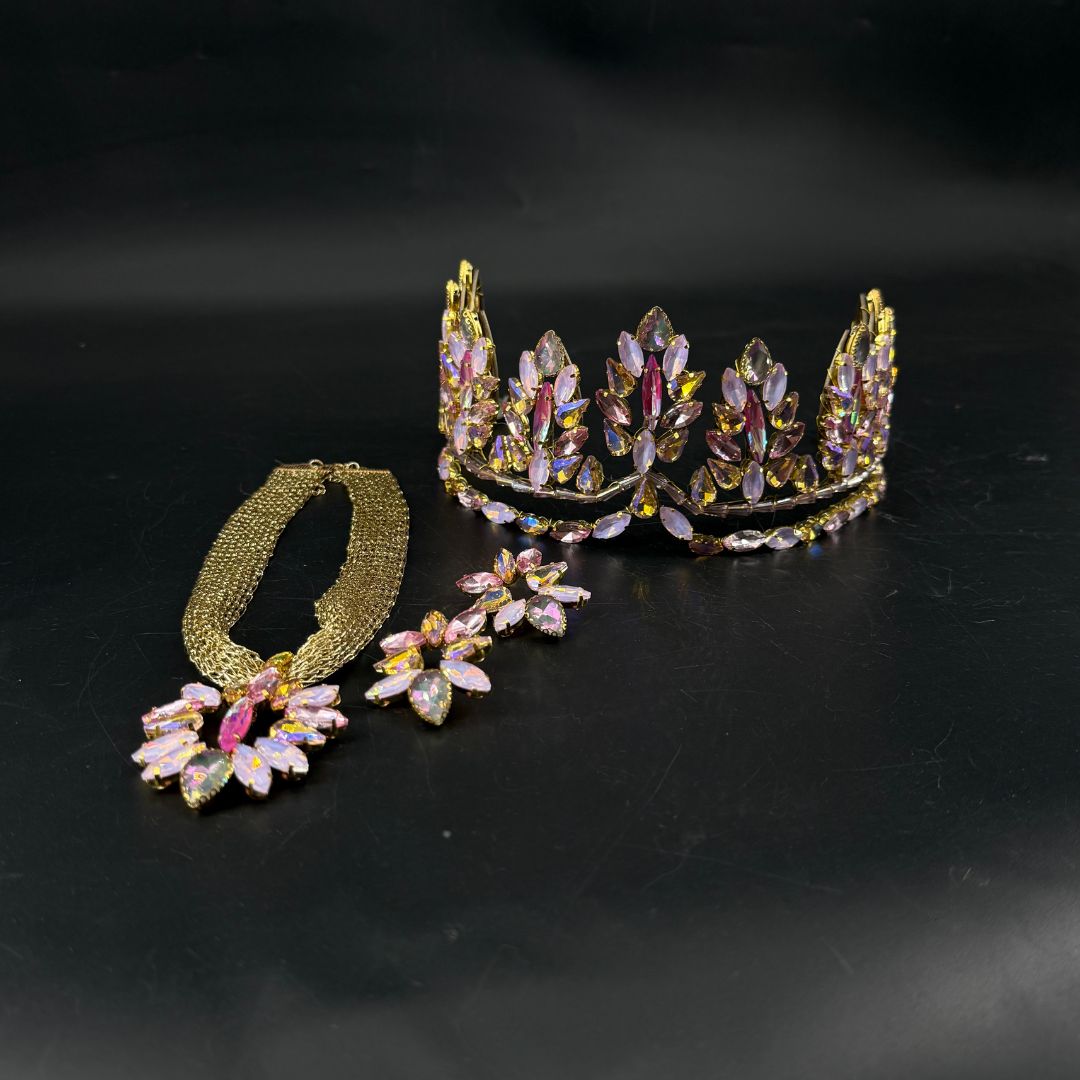 Parure de bijoux et couronne princesse avec cristaux roses irisés